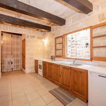 3 Bedrooms House Of Character In Near Mdina *